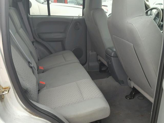 1J4GL38KX5W613674 - 2005 JEEP LIBERTY RE SILVER photo 6