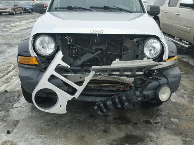 1J4GL38KX5W613674 - 2005 JEEP LIBERTY RE SILVER photo 9