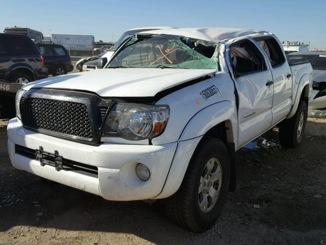 3TMJU62N49M071300 - 2009 TOYOTA TACOMA DOU WHITE photo 2