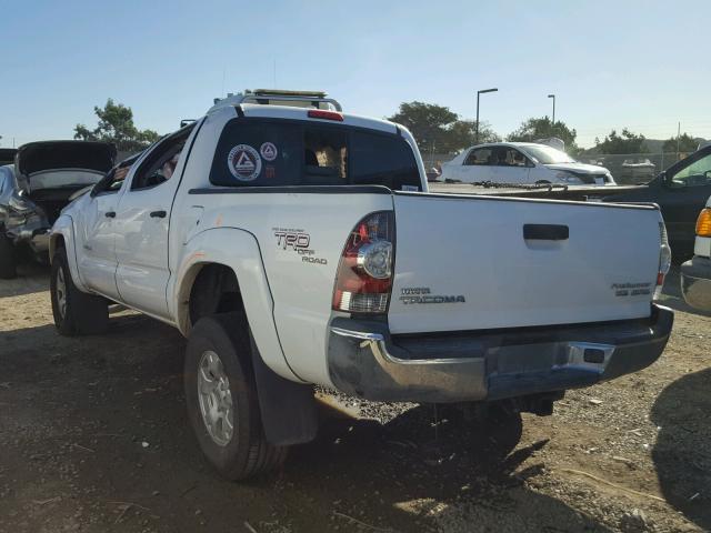 3TMJU62N49M071300 - 2009 TOYOTA TACOMA DOU WHITE photo 3