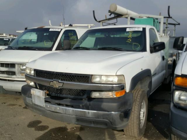 1GBHC24U22E184421 - 2002 CHEVROLET SILVERADO WHITE photo 2