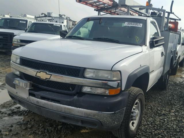 1GBHC24U22E184841 - 2002 CHEVROLET SILVERADO WHITE photo 2