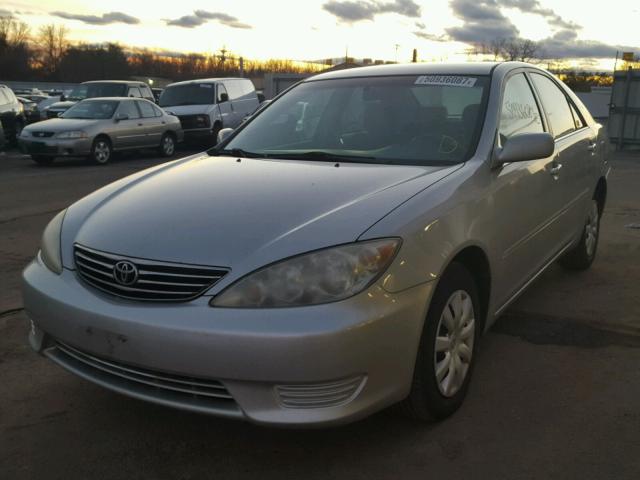 4T1BE32K05U081670 - 2005 TOYOTA CAMRY LE 银色 照片 2