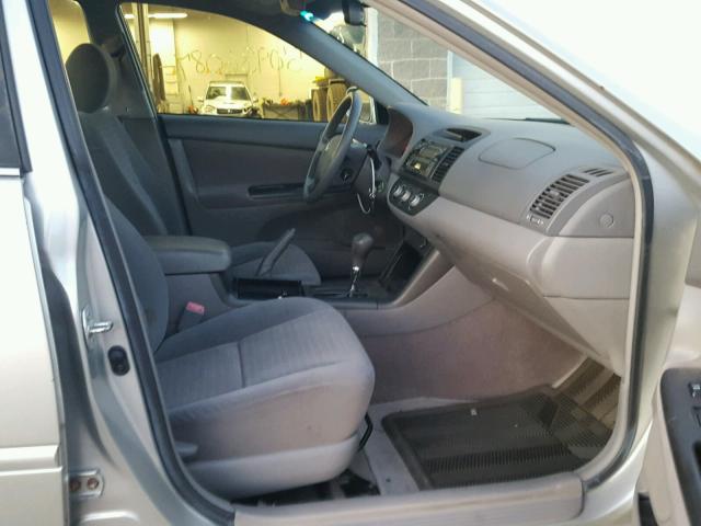 4T1BE32K05U081670 - 2005 TOYOTA CAMRY LE 银色 照片 5