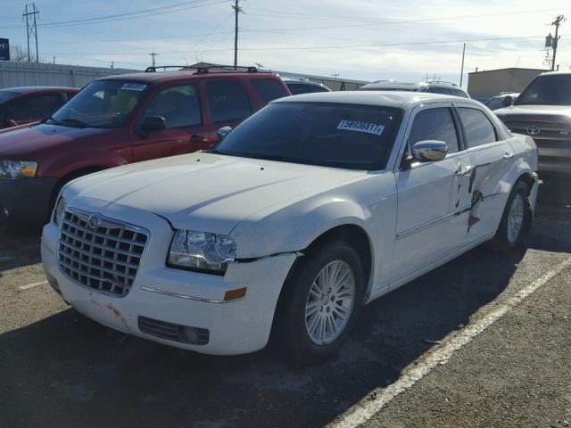 2C3CA4CD2AH249868 - 2010 CHRYSLER 300 TOURIN WHITE photo 2