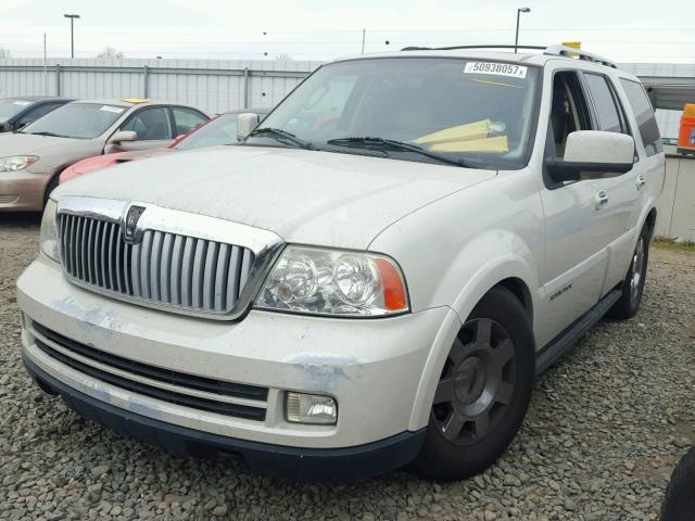 5LMFU28575LJ04512 - 2005 LINCOLN NAVIGATOR WHITE photo 2