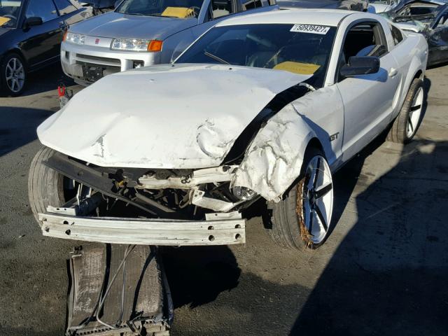 1ZVHT82H255143079 - 2005 FORD MUSTANG GT WHITE photo 2