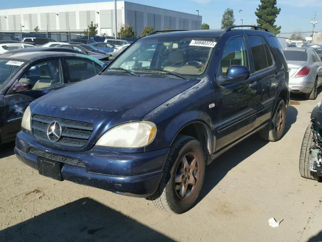 4JGAB54E61A241022 - 2001 MERCEDES-BENZ ML 320 BLUE photo 2