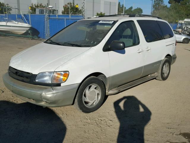 4T3ZF13C3WU069660 - 1998 TOYOTA SIENNA LE WHITE photo 2