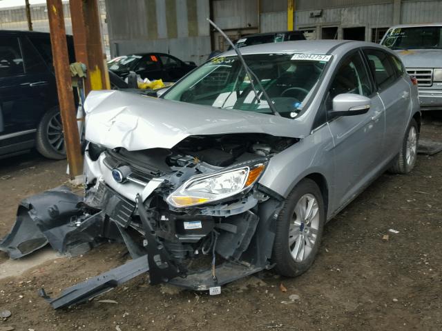 1FAHP3M23CL479342 - 2012 FORD FOCUS SEL SILVER photo 2