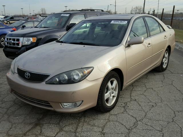 4T1BE32K15U570630 - 2005 TOYOTA CAMRY LE GOLD photo 2