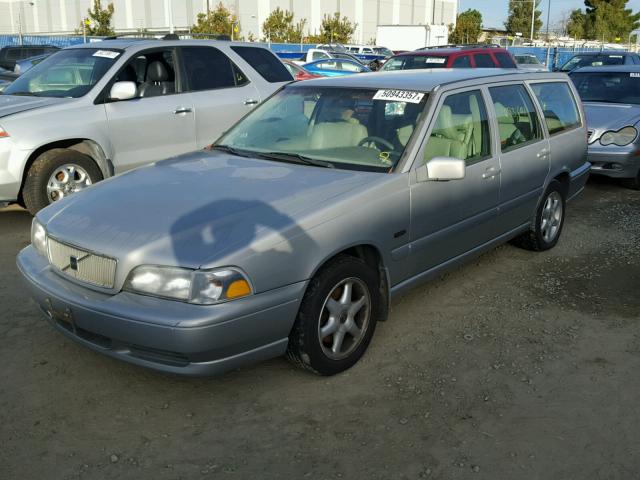 YV1LW5546W2490410 - 1998 VOLVO V70 GRAY photo 2