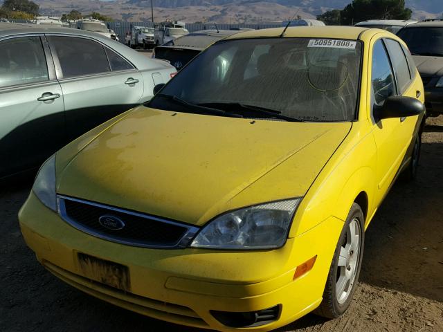 3FAFP37N85R141761 - 2005 FORD FOCUS ZX5 YELLOW photo 2