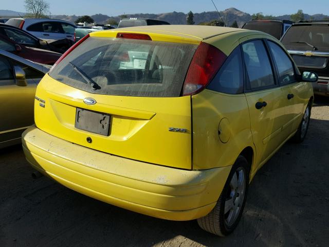 3FAFP37N85R141761 - 2005 FORD FOCUS ZX5 YELLOW photo 4