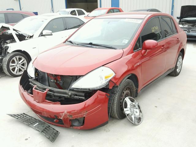 3N1BC11E29L408745 - 2009 NISSAN VERSA S RED photo 2