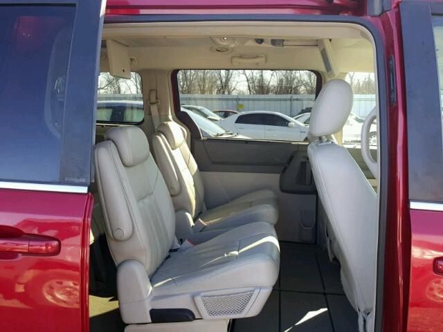 2A8HR54P58R138642 - 2008 CHRYSLER TOWN & COU MAROON photo 6