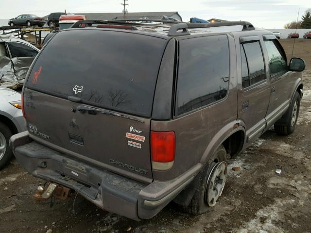 1GNDT13W8W2107459 - 1998 CHEVROLET BLAZER BROWN photo 4