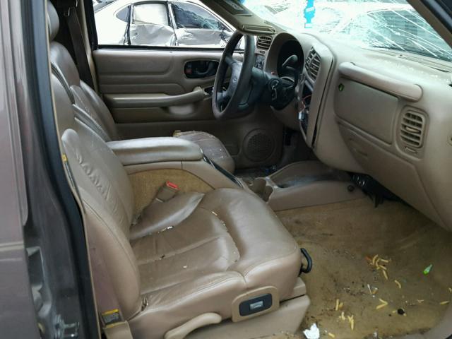 1GNDT13W8W2107459 - 1998 CHEVROLET BLAZER BROWN photo 5