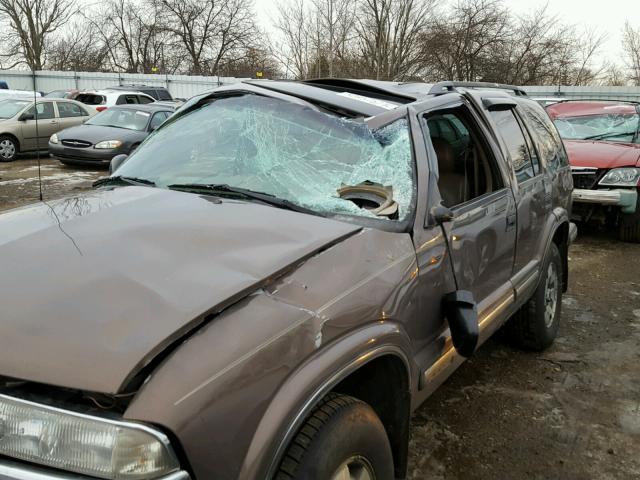 1GNDT13W8W2107459 - 1998 CHEVROLET BLAZER BROWN photo 9