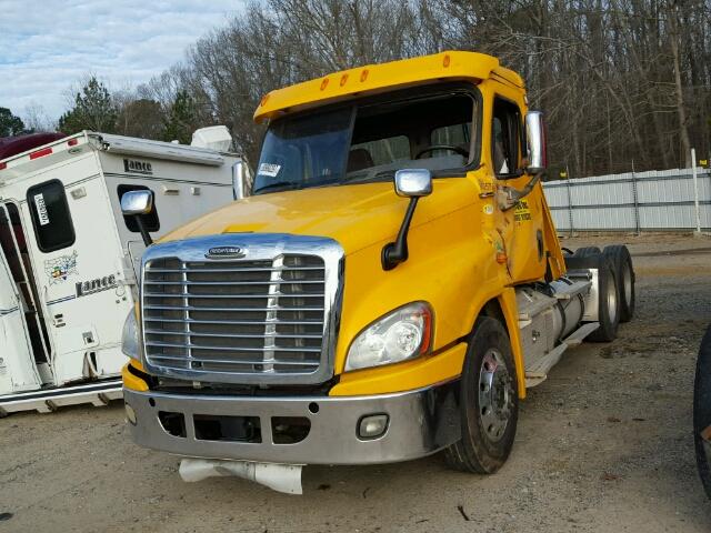 3AKJGEDV6DSBA8450 - 2013 FREIGHTLINER CASCADIA 1 YELLOW photo 2