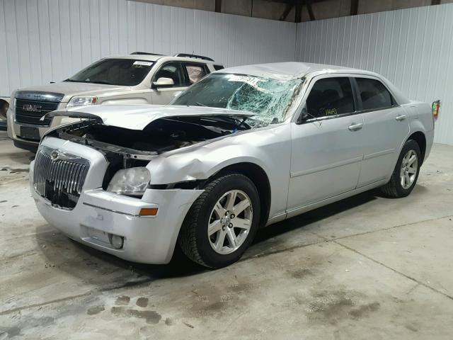 2C3KA53GX7H683136 - 2007 CHRYSLER 300 TOURIN SILVER photo 2