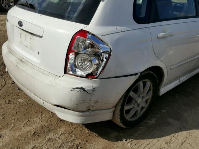 KNAFE161365210053 - 2006 KIA SPECTRA5 WHITE photo 9