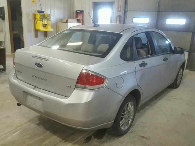 1FAHP3FNXAW296622 - 2010 FORD FOCUS SE GRAY photo 4