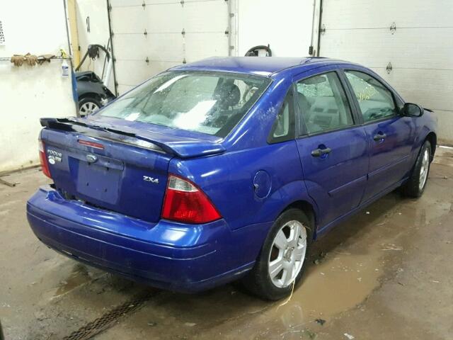 1FAFP34NX5W126485 - 2005 FORD FOCUS ZX4 BLUE photo 4