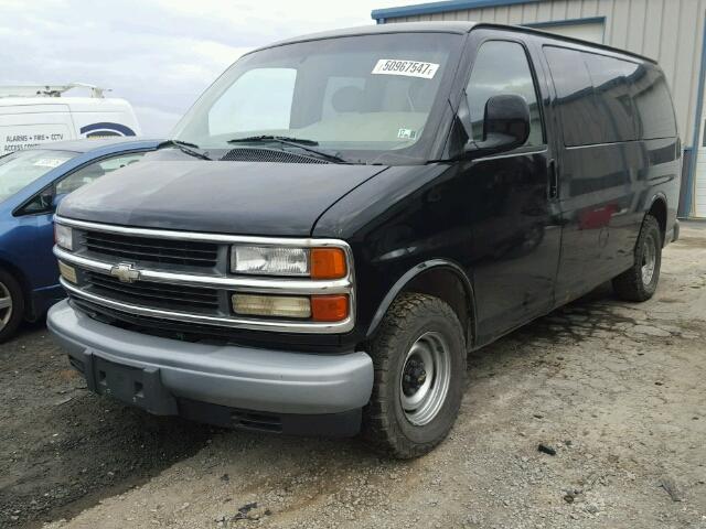 1GNFG65R611226076 - 2001 CHEVROLET EXPRESS G1 BLACK photo 2