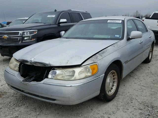 1LNHM81WXXY641429 - 1999 LINCOLN TOWN CAR E SILVER photo 2