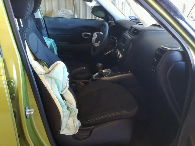 KNDJN2A27F7784131 - 2015 KIA SOUL GREEN photo 5