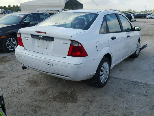 1FAFP34N25W246877 - 2005 FORD FOCUS ZX4 WHITE photo 4