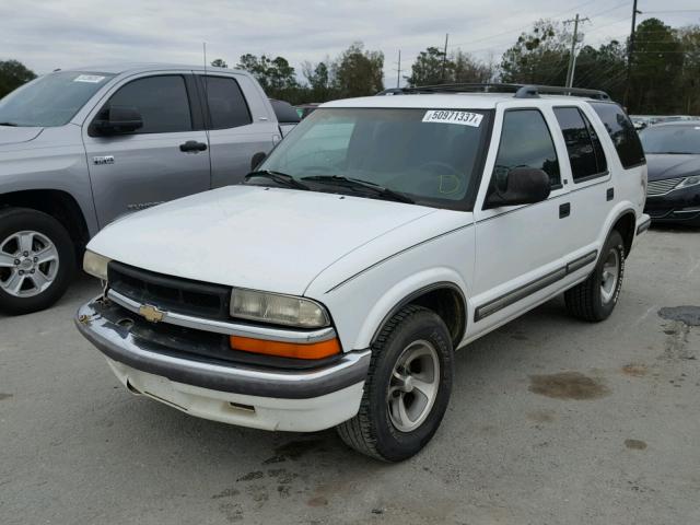 1GNCS13W3W2222095 - 1998 CHEVROLET BLAZER WHITE photo 2