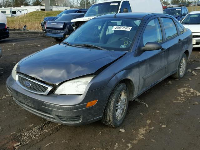 1FAFP34N57W288107 - 2007 FORD FOCUS ZX4 GRAY photo 2