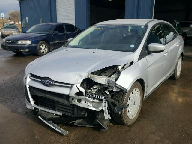 1FAHP3F2XCL313574 - 2012 FORD FOCUS SE SILVER photo 2