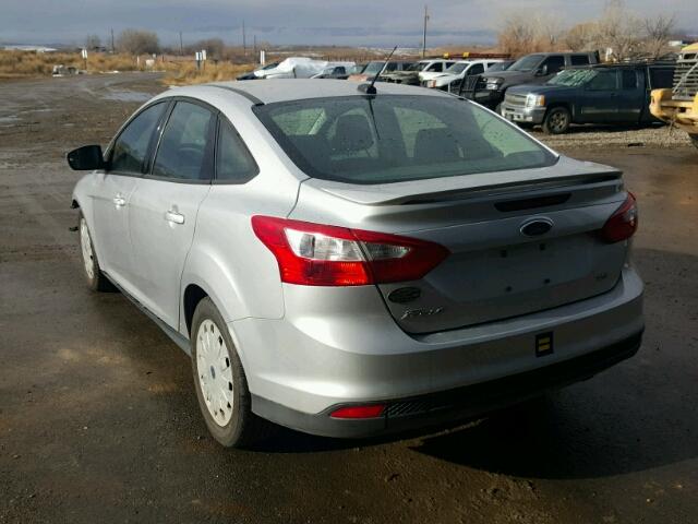 1FAHP3F2XCL313574 - 2012 FORD FOCUS SE SILVER photo 3