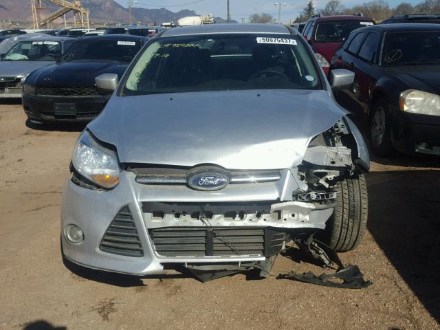 1FAHP3F2XCL313574 - 2012 FORD FOCUS SE SILVER photo 9