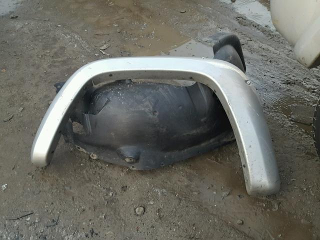 1J4GL38KX4W109964 - 2004 JEEP LIBERTY RE SILVER photo 9