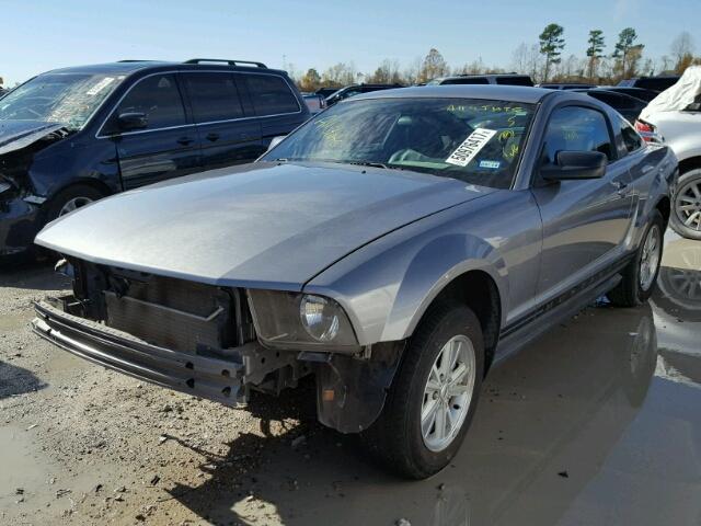 1ZVFT80N565210761 - 2006 FORD MUSTANG GRAY photo 2