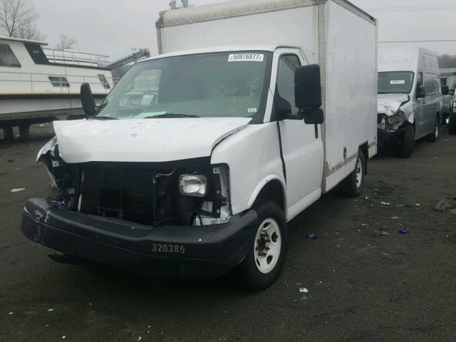 1GDGG31V671904084 - 2007 GMC SAVANA CUT WHITE photo 2