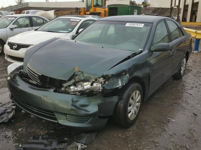 4T1BE32K15U392010 - 2005 TOYOTA CAMRY LE GREEN photo 2