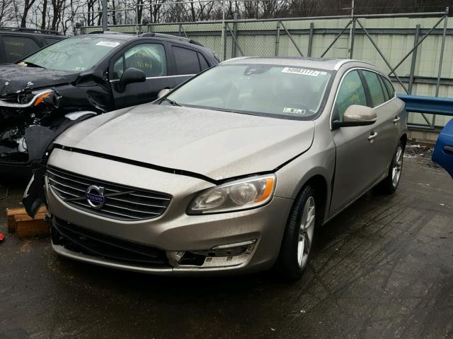 YV140MEK0F1241573 - 2015 VOLVO V60 PREMIE BEIGE photo 2