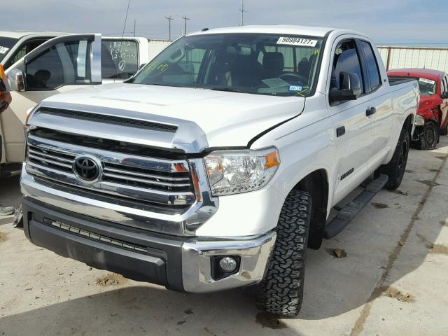 5TFRW5F12GX203525 - 2016 TOYOTA TUNDRA DOU WHITE photo 2