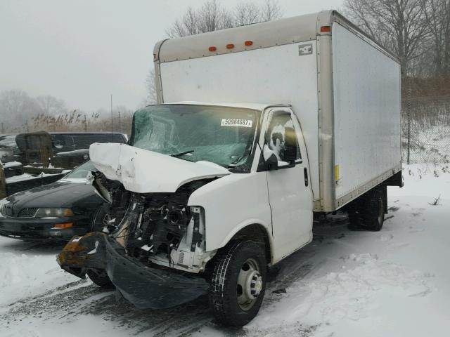 1GBJG31K781221512 - 2008 CHEVROLET EXPRESS G3 WHITE photo 2