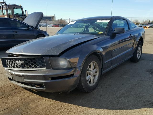 1ZVHT80NX85108173 - 2008 FORD MUSTANG GRAY photo 2