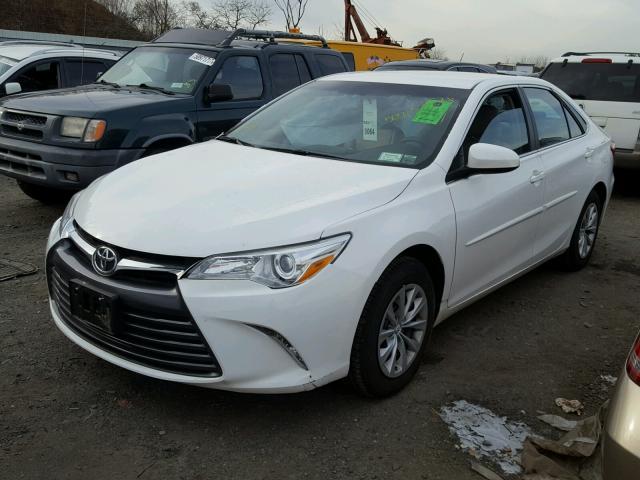 4T4BF1FK2FR513260 - 2015 TOYOTA CAMRY LE WHITE photo 2