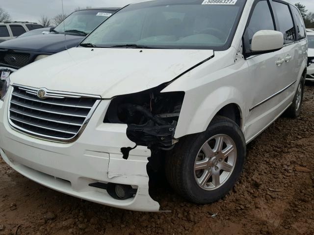 2A8HR54109R592178 - 2009 CHRYSLER TOWN & COU WHITE photo 9