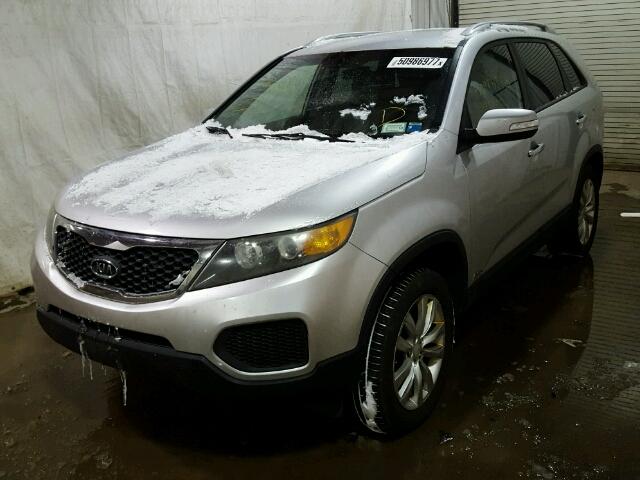 5XYKTDA2XBG048268 - 2011 KIA SORENTO BA SILVER photo 2