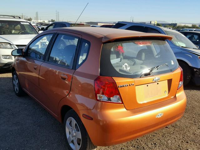 KL1TD62695B358495 - 2005 CHEVROLET AVEO BASE ORANGE photo 3