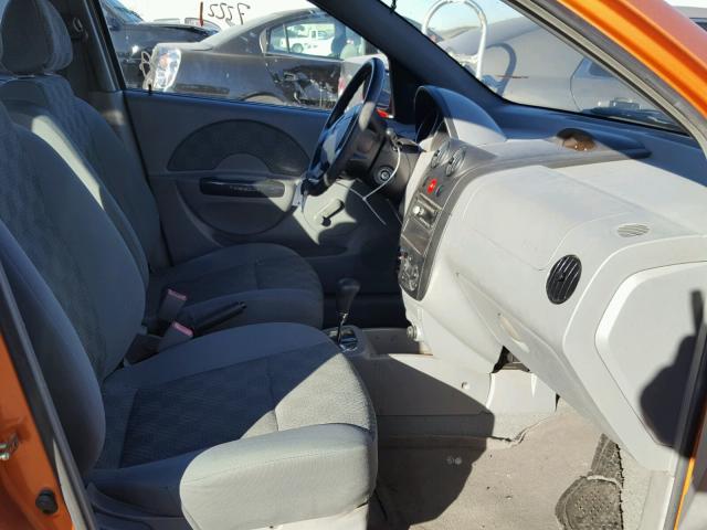 KL1TD62695B358495 - 2005 CHEVROLET AVEO BASE ORANGE photo 5